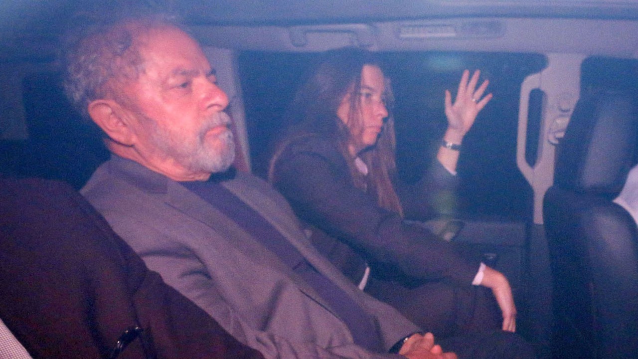 Lula chega de carro na sede da Polícia Federal, em SP