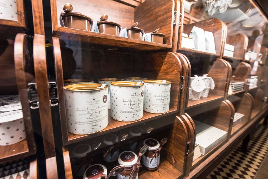 Prateleira com guloseimas da Maria Brigadeiro no Shopping Iguatemi Prateleira com guloseimas da Maria Brigadeiro no Shopping Iguatemi