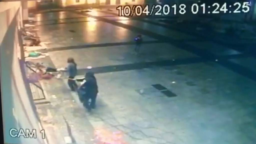 Vídeo mostra vândalos pichando fachada do Pátio do Colégio