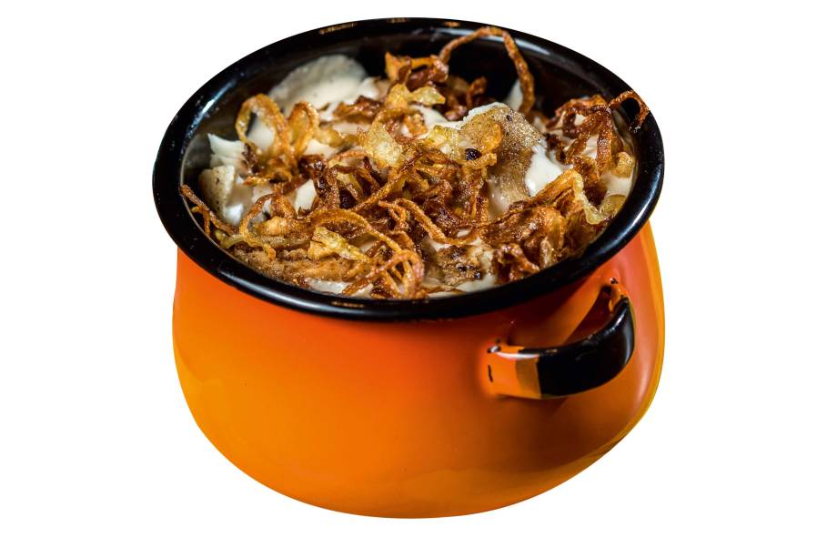 Robalo grelhado com batata cozida e molho de gergelim mais cebola frita Robalo grelhado com batata cozida e molho de gergelim mais cebola frita