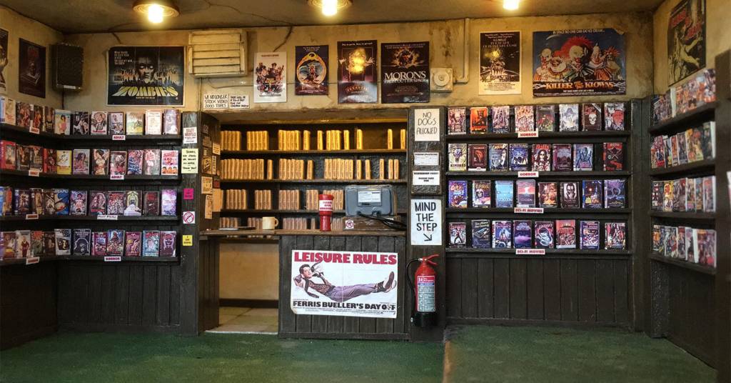 Incrível: conheça a miniatura de uma videolocadora dos anos 90