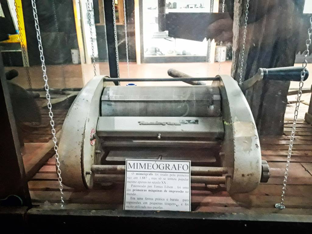 Museu de curiosidades guarda equipamentos antigos e até esqueletos