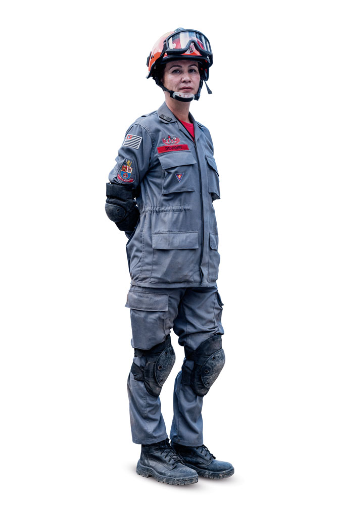 Em turno de doze horas, bombeira é uma das heroínas de desabamento