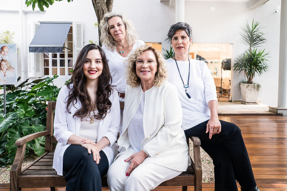 Rede Jacques Janine inaugura salões no exterior