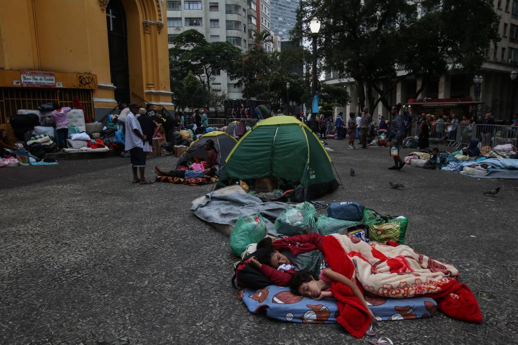 Mais de duzentas pessoas permanecem no Largo do Paissandu