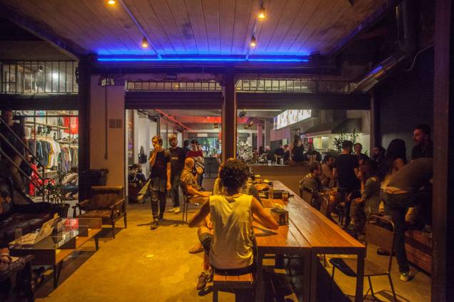 Os fundos do misto de loja e bar: galera de 20 e poucos anos Os fundos do misto de loja e bar: galera de 20 e poucos anos