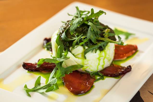 Burrata com tomate confit e rúcula selvagem Burrata com tomate confit e rúcula selvagem