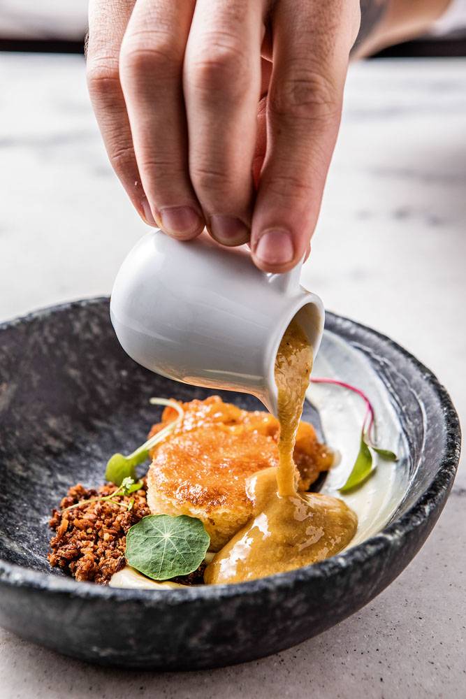 Polifonia de sabores: creme de amburama, bolo de fubá, geleia de seriguela e cocada crocante Polifonia de sabores: creme de amburama, bolo de fubá, geleia de seriguela e cocada crocante