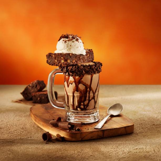 Milk-shake de chocolate e creme de avelã com crocante de biscoito e brownie e chantili Milk-shake de chocolate e creme de avelã com crocante de biscoito e brownie e chantili