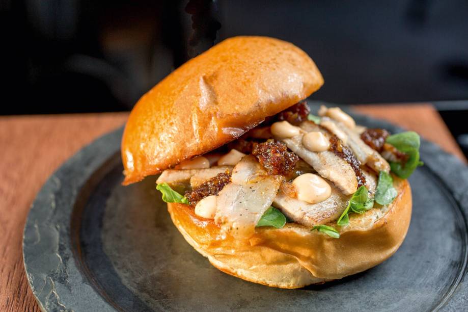 Gordy the pig: sanduíche de barriga de porco com geleia de bacon, rúcula e maionese de pimenta Gordy the pig: sanduíche de barriga de porco com geleia de bacon, rúcula e maionese de pimenta