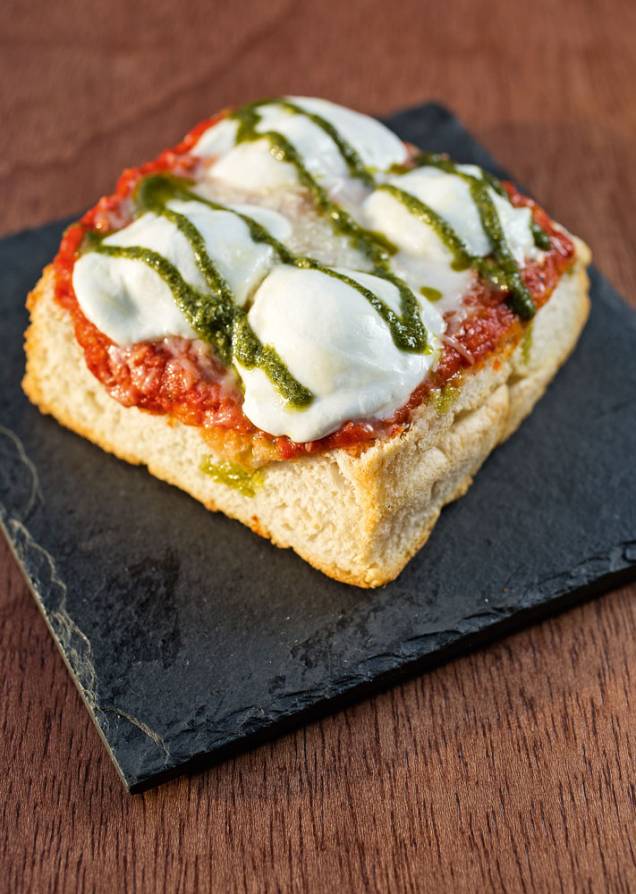 Meat less: focaccia coberta com molho de tomate, mussarela de búfala e pesto Meat less: focaccia coberta com molho de tomate, mussarela de búfala e pesto