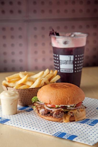 O hambúrguer smashed salad com queijo fundido, tomate, picles, alface-romana, cebola e maionese O hambúrguer smashed salad com queijo fundido, tomate, picles, alface-romana, cebola e maionese