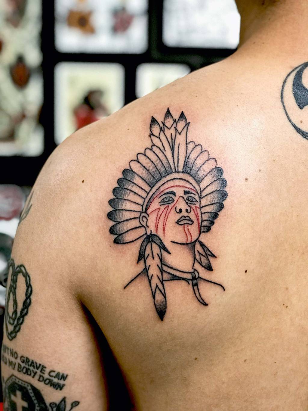 Técnica de tatuagem que não usa maquininhas ganha adeptos na cidade