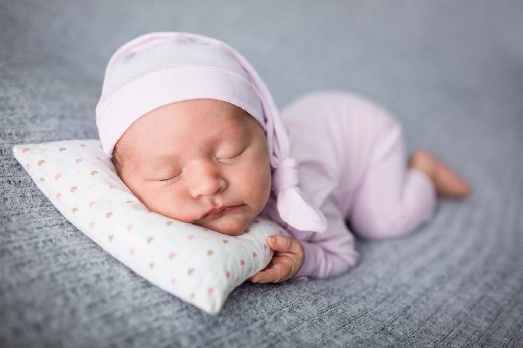 Em ensaios fotográficos, bebês são clicados em poses graciosas