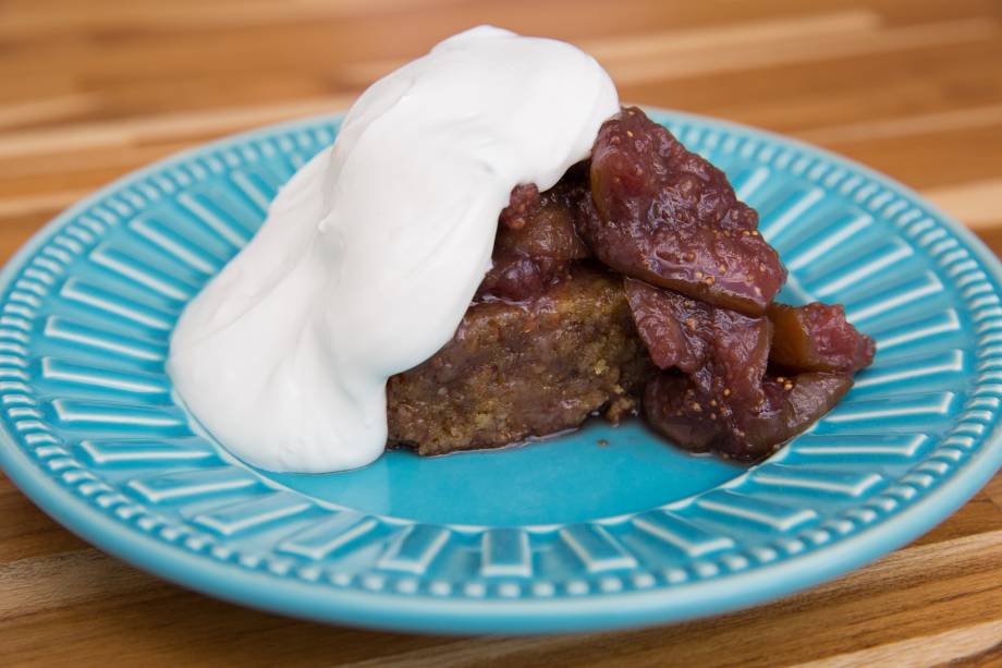 Figo assado com iogurte e amêndoa Figo assado com iogurte e amêndoa