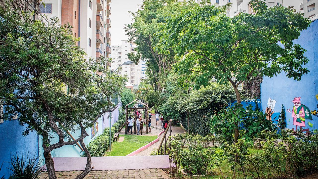 Viela Mateus Grou onde se criou uma praça para crianças