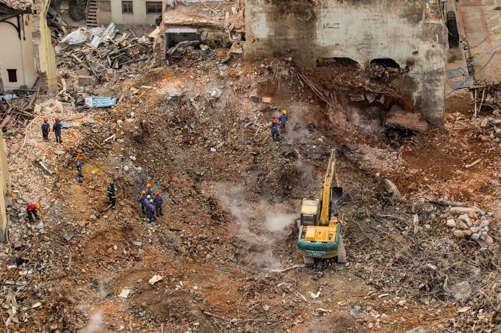 Trabalho de buscas em edifício que desabou entra no sétimo dia