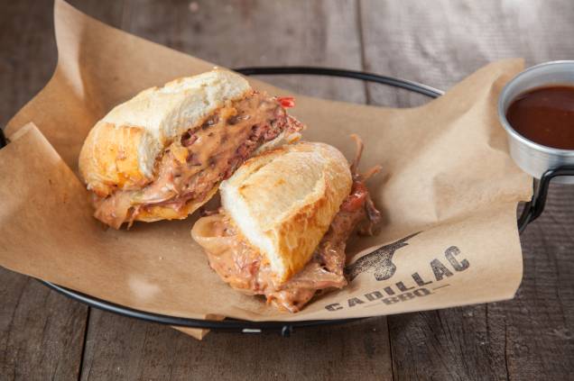 Brisket sandwich: um dos principais sanduíches da casa, com o corte de peito bovino desfiado no recheio Brisket sandwich: um dos principais sanduíches da casa, com o corte de peito bovino desfiado no recheio