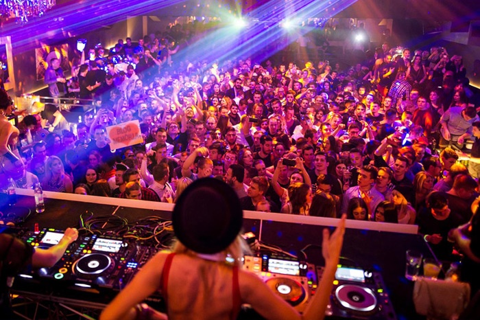 Acredite, já faz vinte anos que você dançava essas músicas na balada