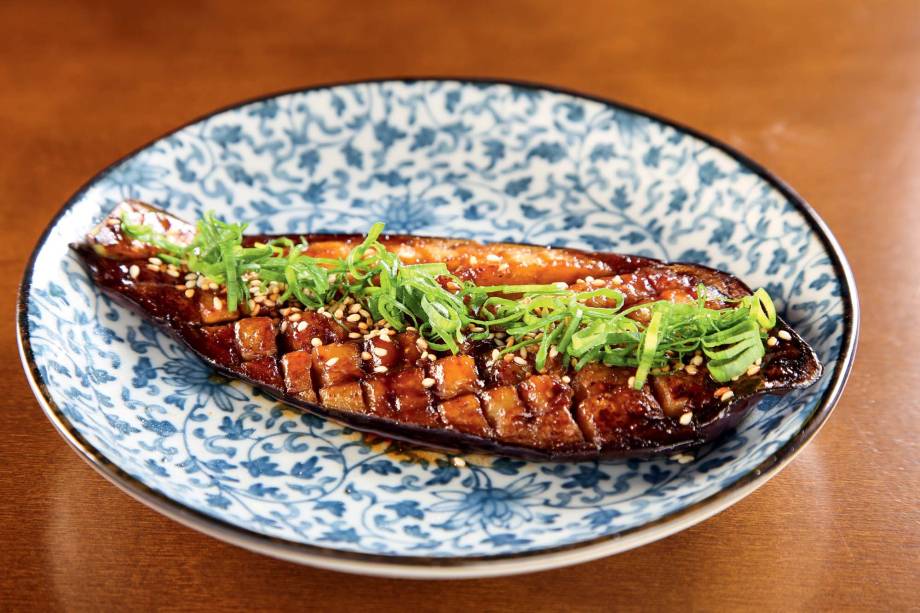 Berinjela grelhada e lambuzada de pasta de soja coreana Berinjela grelhada e lambuzada de pasta de soja coreana