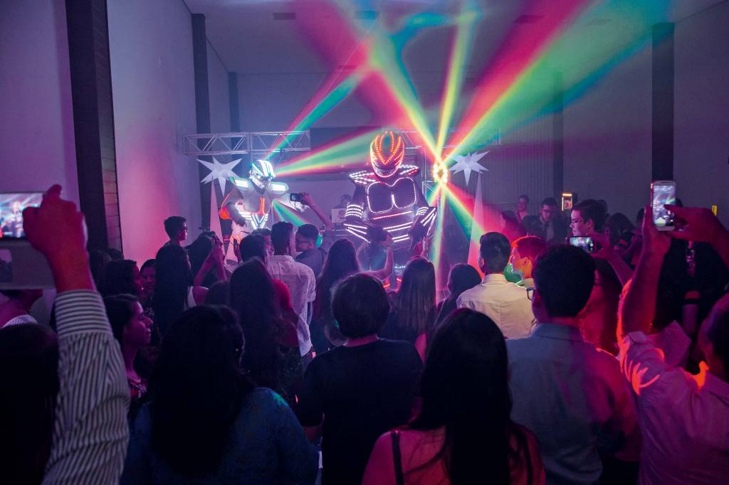 Robôs dançarinos são sucesso em festas infantis na cidade