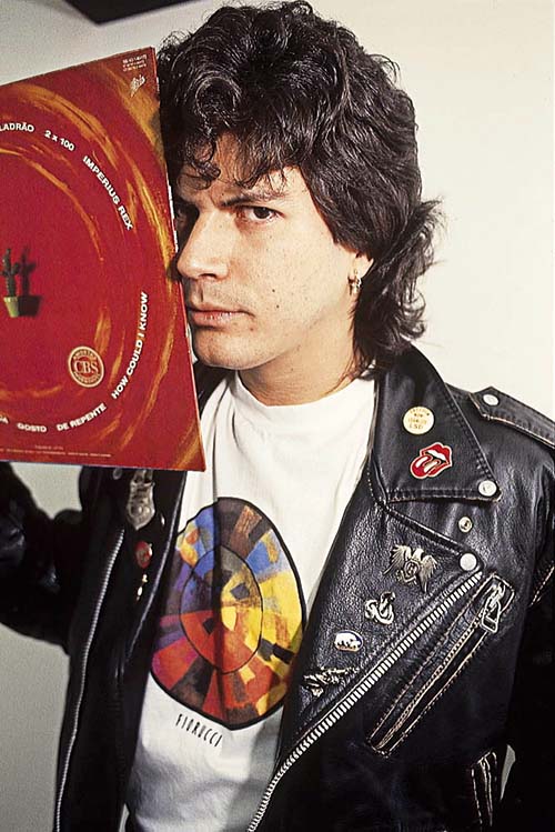 Paulo Ricardo, cantor, com um disco da banda RPM. Paulo Ricardo, cantor, com um disco da banda RPM.