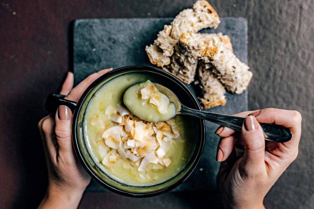 Sopa vichyssoise: com um toque de leite e lascas de coco Sopa vichyssoise: com um toque de leite e lascas de coco