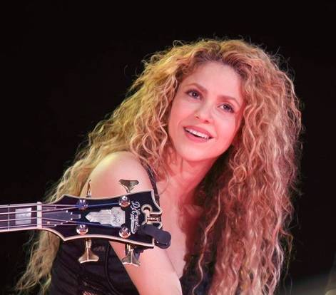 Shakira é criticada por vender colar com símbolo que lembra nazismo