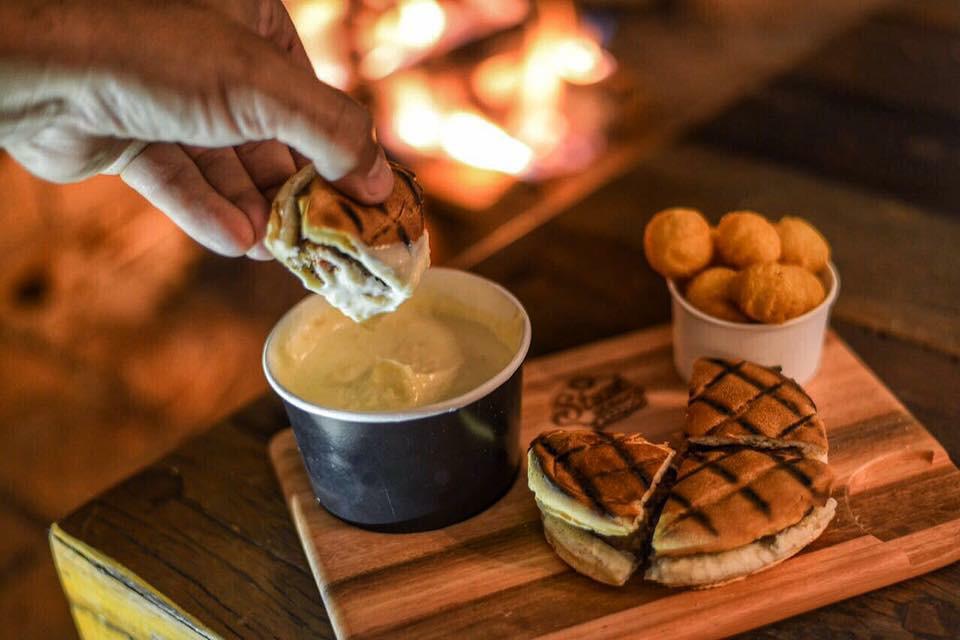 Lanchonete serve fondue de hambúrguer