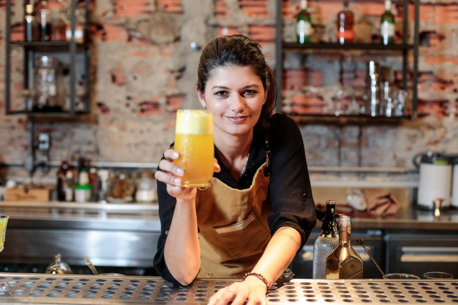 Adriana Pino e seu drinque efeito borboleta (Johnnie Walker Gold Label, mel, licor de flor de sabugueiro, bitter de chocolate, sidra artesanal e pólen)