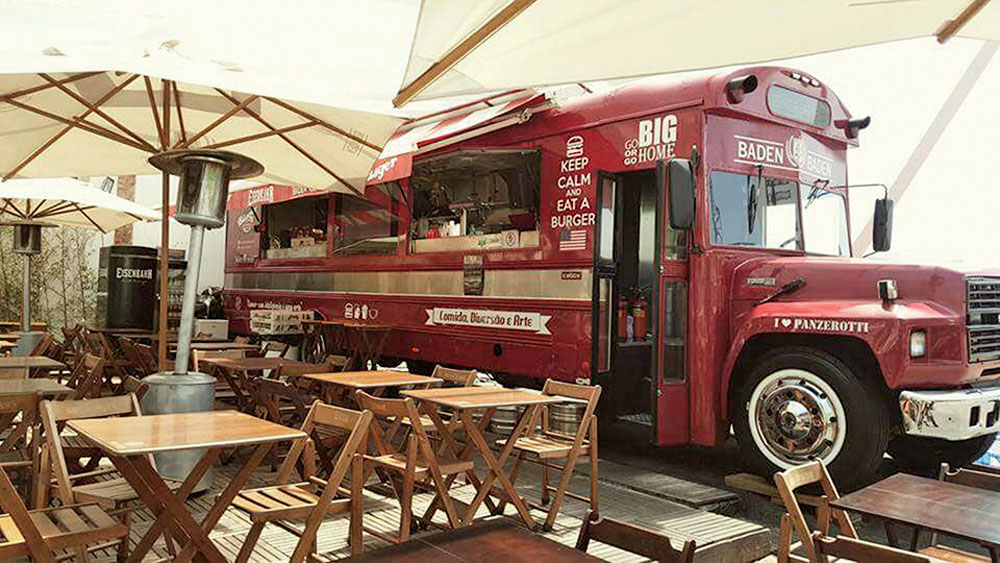 A rede de hamburguerias que funciona em ônibus antigos