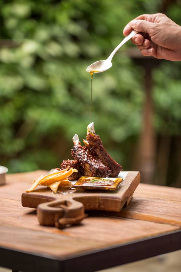 Costelinhas suínas: servidas com barbecue de goiabada Costelinhas suínas: servidas com barbecue de goiabada