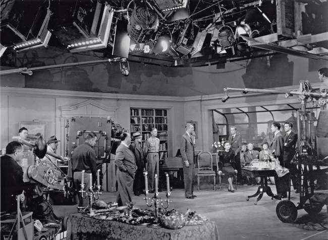 Detalhes dos bastidores das gravações do filme Festim Diabólico_1948_Acervo Marc Wanamaker Bison Archives Hollywood California.jpg Detalhes dos bastidores das gravações do filme Festim Diabólico_1948_Acervo Marc Wanamaker Bison Archives Hollywood California.jpg