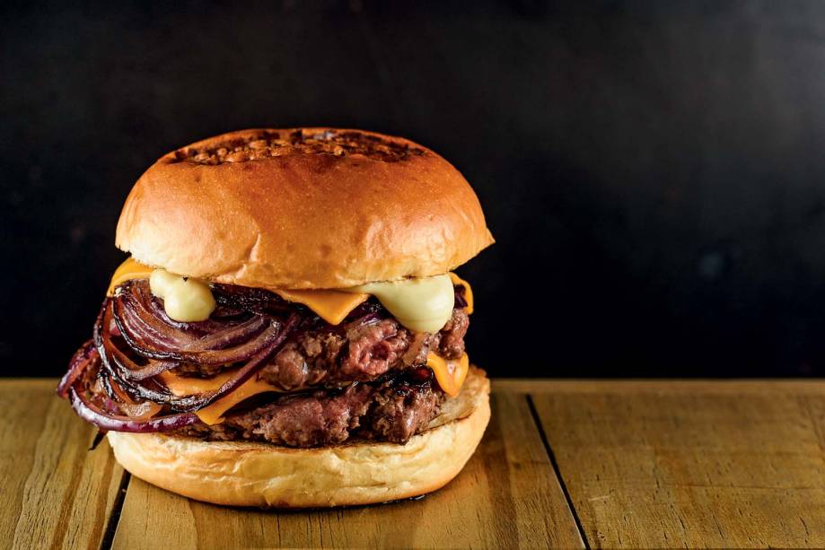 Double smash onion: criado exclusivamente para a unidade, leva dois discos de carne, cebola-roxa, maionese e queijo prato Double smash onion: criado exclusivamente para a unidade, leva dois discos de carne, cebola-roxa, maionese e queijo prato