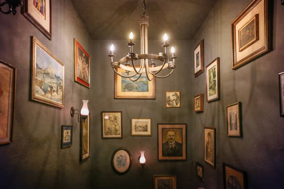 Quadros que decoram a escada que liga o primeiro andar ao segundo Quadros que decoram a escada que liga o primeiro andar ao segundo