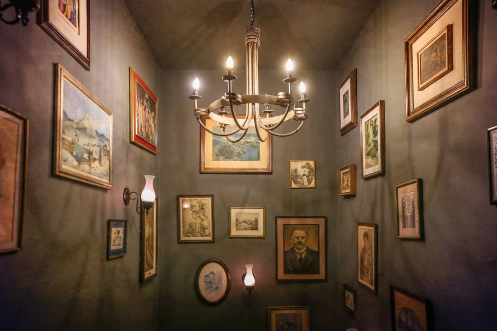 Quadros que decoram a escada que liga o primeiro andar ao segundo Quadros que decoram a escada que liga o primeiro andar ao segundo