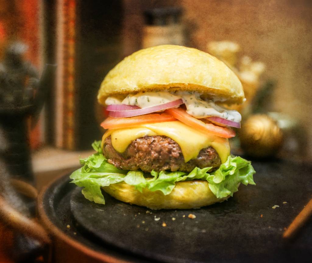 Herbas, lanche com maionese verde e um hamb&uacute;rguer de 180g