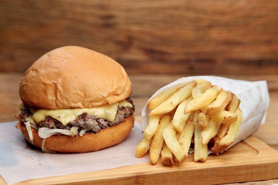 Combo esmagadão: combina o smashburguer de 110 gramas com cebola e queijo prato que inclui refrigerante e fritas