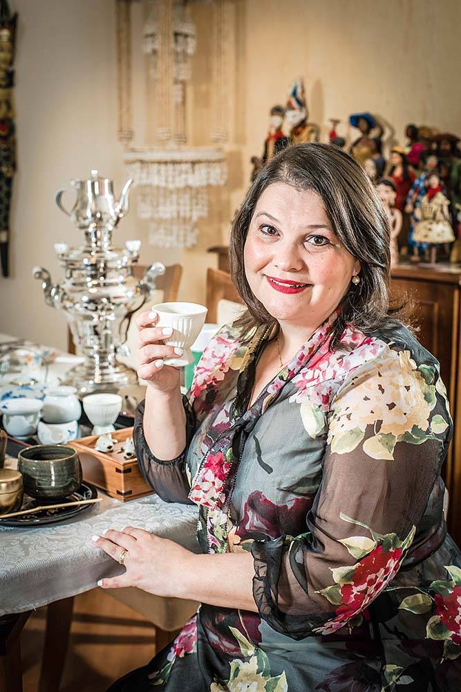 Soprano Marília Vargas abre sua casa para degustação de chás
