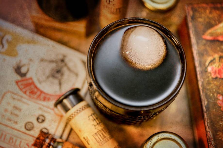 Po&ccedil;&atilde;o Licantro: whisky, vermut e coca-cola