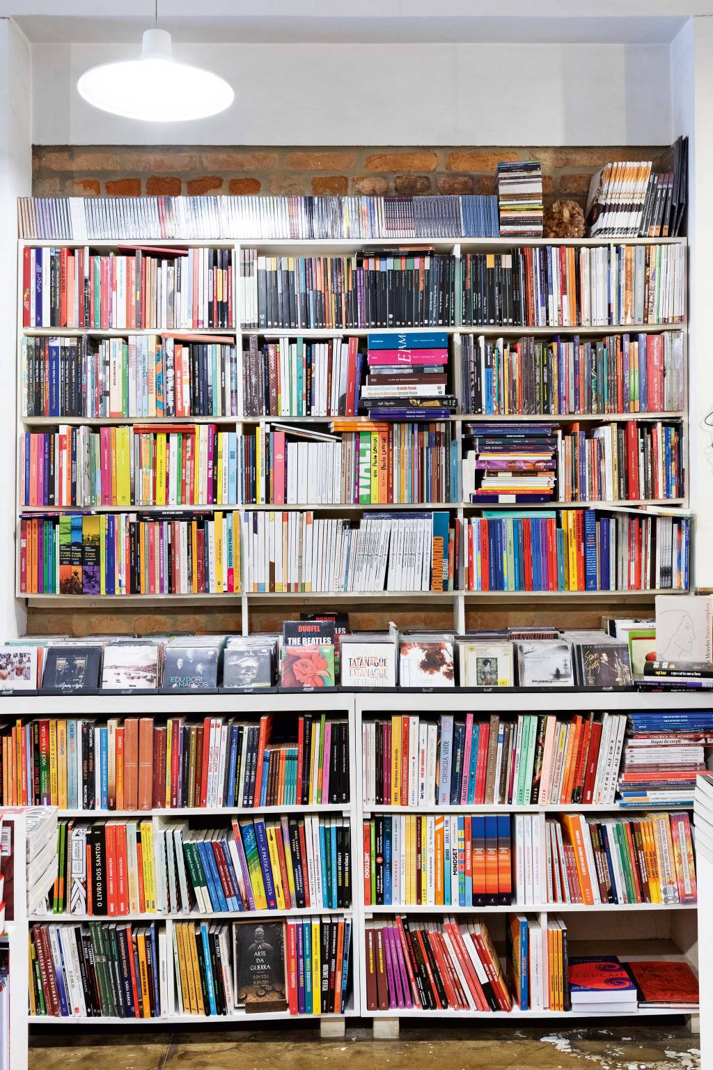 Livrarias de rua desafiam grandes redes e movimentam bairros