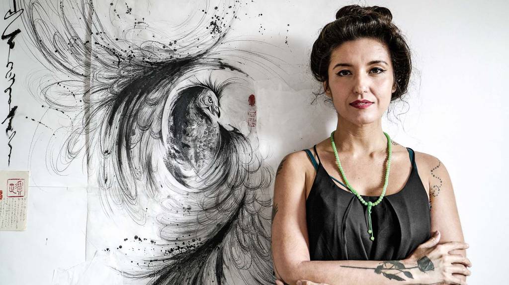 Artista plástica aplica técnica japonesa sumi-ê em tatuagens