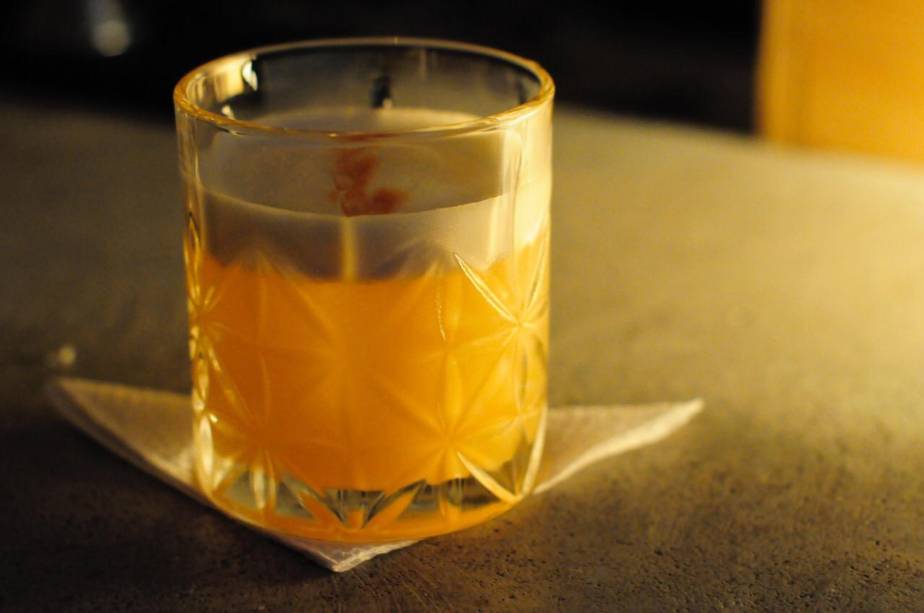 Bolero sour: composto por rum cubano branco, conhaque, sucos de limão e laranja e clara de ovo Bolero sour: composto por rum cubano branco, conhaque, sucos de limão e laranja e clara de ovo