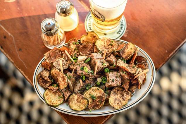 Cupim com chips de jiló: uma das pedidas do bar Cupim com chips de jiló: uma das pedidas do bar