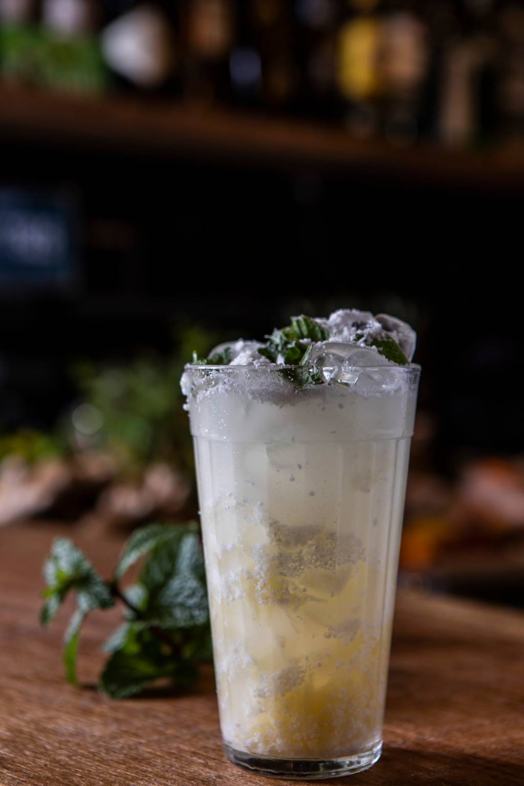 Mistura que dá certo: caipirinha de abacaxi, coco seco e hortelã Mistura que dá certo: caipirinha de abacaxi, coco seco e hortelã