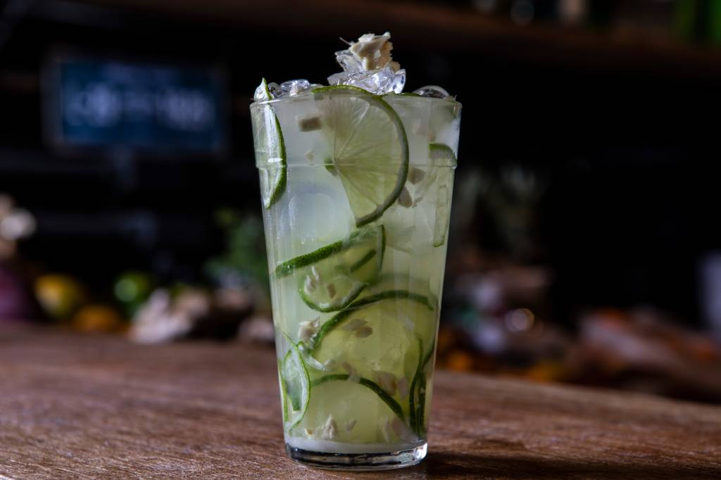 Caipirinhas: especialidade do bartender Souza, esta leva adição de gengibre Caipirinhas: especialidade do bartender Souza, esta leva adição de gengibre