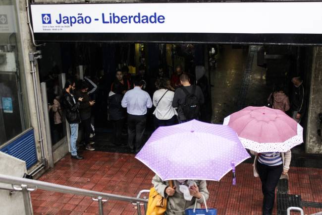 Estação Liberdade, da linha 1-Azul do Metrô, ganha placas com novo nome