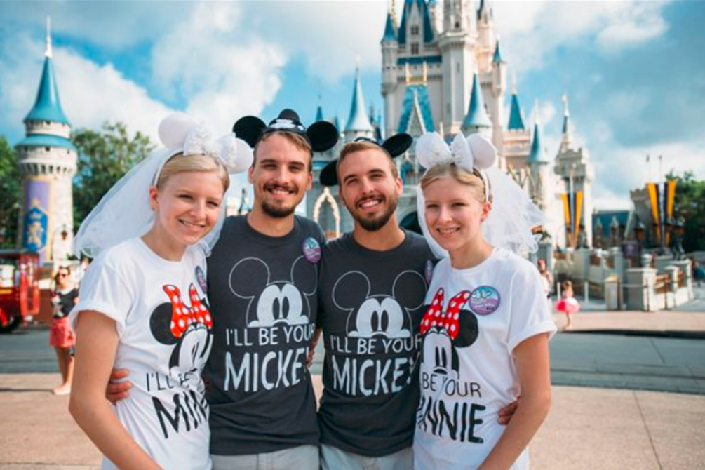 Após casamento, irmãos gêmeos e irmãs gêmeas celebram lua de mel na Disney