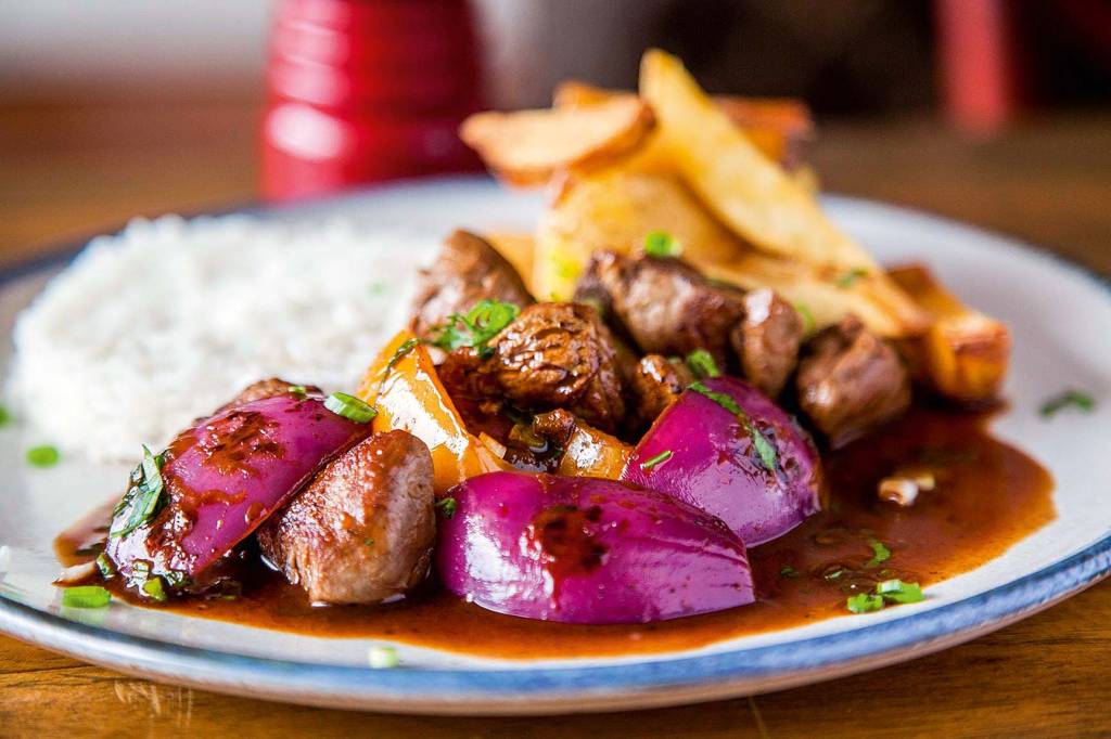 Conheça restaurantes que preparam lomo saltado