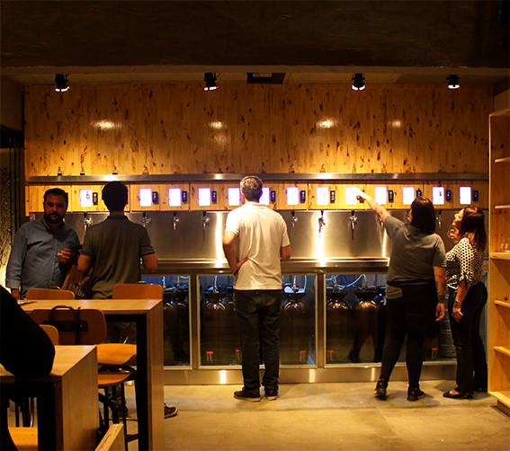 Em novo bar de Pinheiros, dá para beber “1 real” de chope
